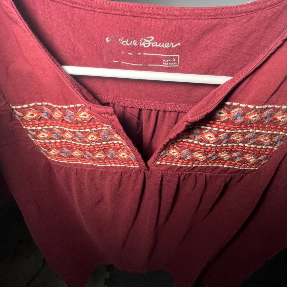 Eddie Bauer Tribal Embroidery Cotton T-shirt Cap Sleeve Boho Maroon Wine - Picture 3 of 8